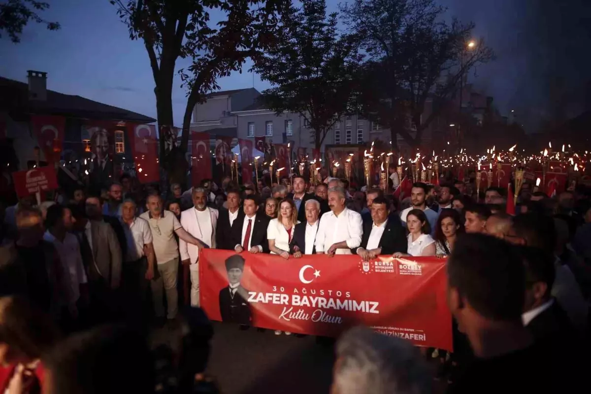 Bursa’da Binlerce Kişi 30 Ağustos Zaferi’ni Fener Alayıyla Kutladı