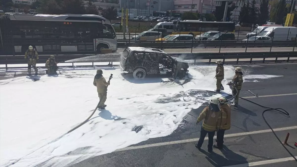 Esenyurt’ta Seyir Halindeki Araçta Yangın, D-100 Trafiği Kapandı