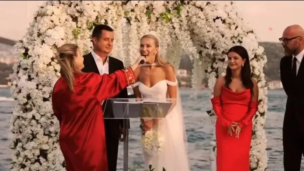 İbrahim Büyükak ve Zuhal Topal’ın eşinin ayakkabıları gündeme oturdu! Ünlülerin kıyafet ve ayakkabı tercihleri alay konusu oldu!