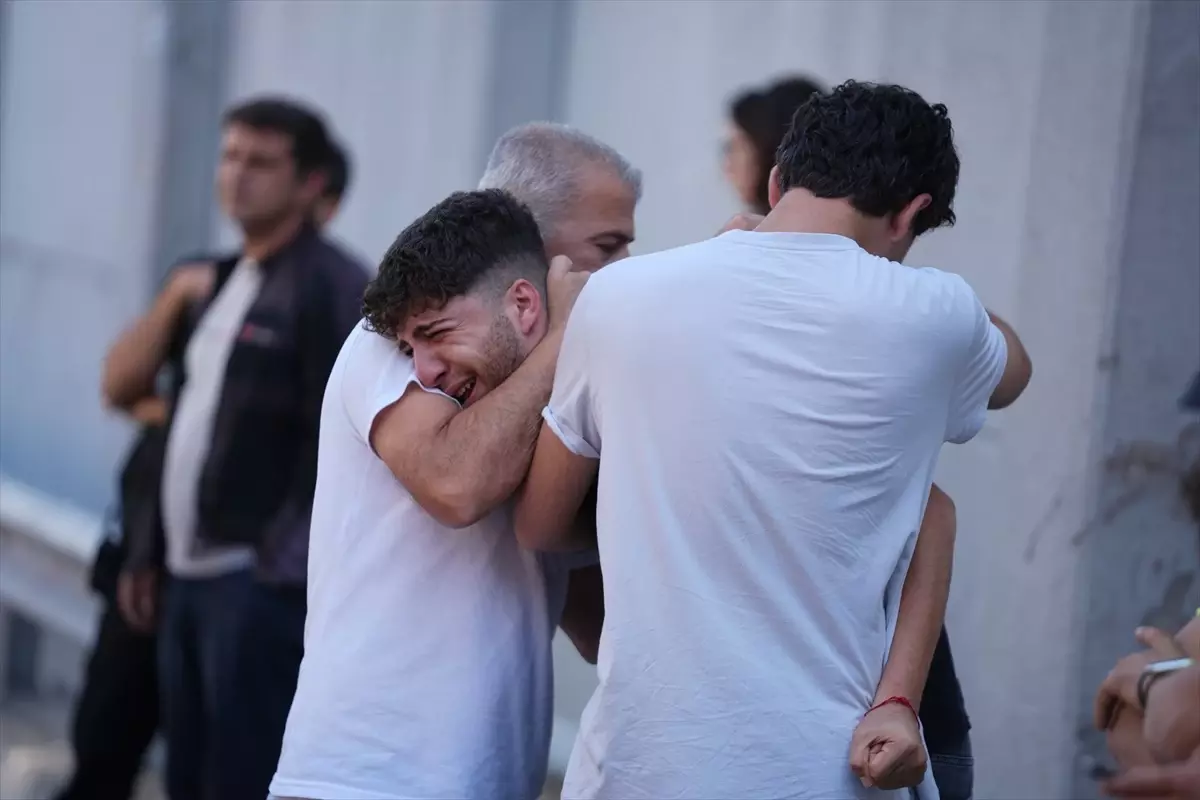 İzmir’de Alt Geçide Düşen Araçta 3 Ölü