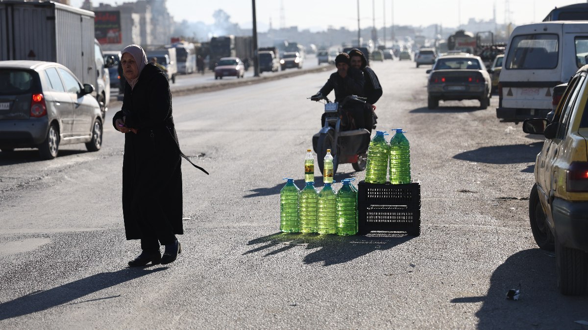 Suriye’de benzini seyyar satıcılar satıyor