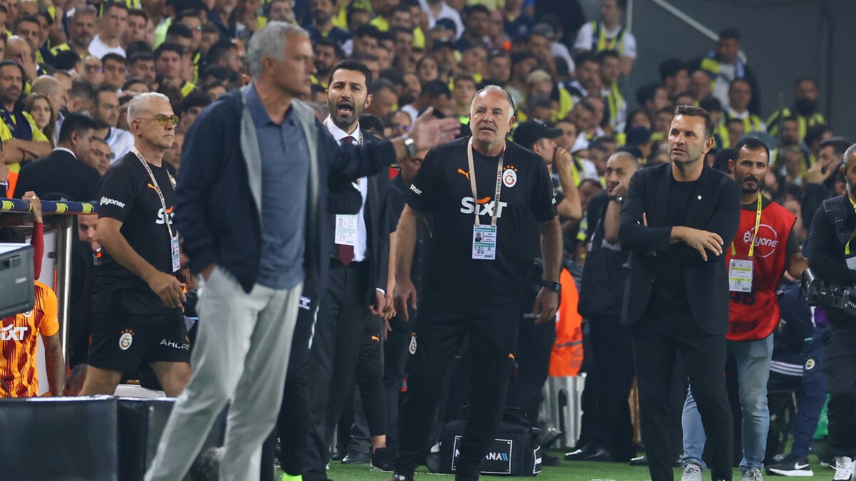 Okan Buruk ve Jose Mourinho’dan futbolcularla toplantı