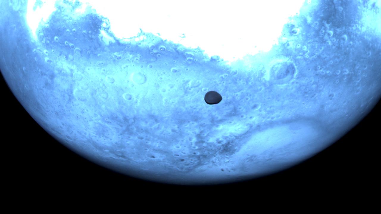 Mars’ın gizemli uydusu Deimos’un nadir görüntüleri yayınlandı